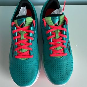 Saucony Kinvara 11 shoes brand new in box size 9.5